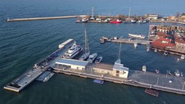 Bulgaristan 'ın sakin, sessiz, derin Karadeniz kıyısındaki bir yarımadada küçük bir deniz yatı iskelesi bulunan tarihi Nessebar kasabasının kuş bakışı görüntüsü