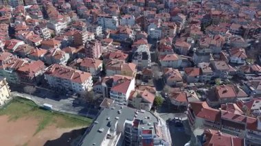 Küçük sakin eski bir kasaba, Pomorie, Bulgaristan yarımadası, pek çok farklı araba, eski ve yeni evler ve oteller kuşbakışı görülüyor. UHD 4K video gerçek zamanlı