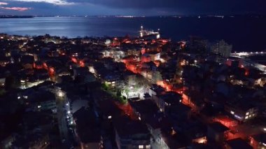 Bulgaristan 'ın Pomorie kentinde, bulutlu, çok renkli gökyüzü ve parlak akşam batımıyla birlikte deniz ufkunun arka planında, sakin Karadeniz' de büyüleyici bir yansıma görülüyor. UHD 4K video gerçek zamanlı