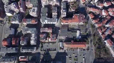 Küçük sakin eski bir kasaba, Pomorie, Bulgaristan yarımadası, pek çok farklı araba, eski ve yeni evler ve oteller kuşbakışı görülüyor. UHD 4K video gerçek zamanlı