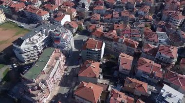 Küçük sakin eski bir kasaba, Pomorie, Bulgaristan yarımadası, pek çok farklı araba, eski ve yeni evler ve oteller kuşbakışı görülüyor. UHD 4K video gerçek zamanlı