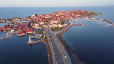 Bulgaristan 'ın sakin, sessiz, derin Karadeniz kıyısındaki bir yarımadada küçük bir deniz yatı iskelesi bulunan tarihi Nessebar kasabasının kuş bakışı görüntüsü
