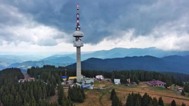 Snezhana 'nın dağlık tepesindeki yüksek turist gözlem kulesi Rodop dağları ve tepelerindeki yeşil ladin yoğun ormanlarıyla kaplıydı. UHD 4K video gerçek zamanlı