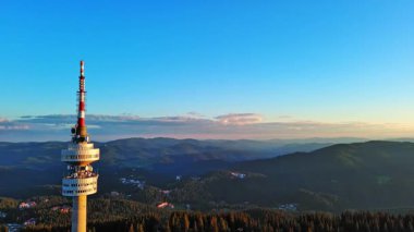 Snezhana 'nın dağlık tepesindeki yüksek turist gözlem kulesi Rodop dağları ve tepelerindeki yeşil ladin yoğun ormanlarıyla kaplıydı. UHD 4K video gerçek zamanlı