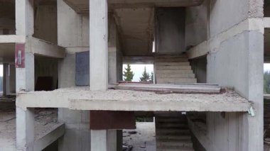 Rodop Dağları 'nın dağ ormanlarındaki vahşi vadisinde otoyol boyunca uzanan çok katlı ve bitmemiş büyük bir bina. UHD 4K video gerçek zamanlı