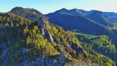 Yüksek kayadan eski köy kasabası Smolyan 'a sığır yürüyüşü için yeşil çayırlar ve ladin ormanlarıyla korunan Rodop Dağları' nın dağ sıraları arasındaki antik evler. UHD 4K video gerçek zamanlı