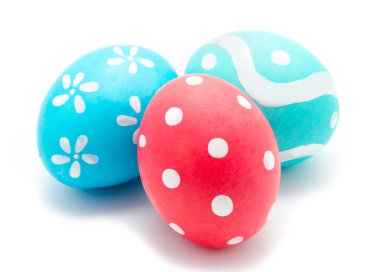 Üç renkli el yapımı Paskalya yumurtaları 