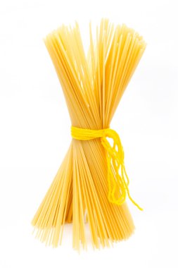 Pişmemiş İtalyan spagettisi. 