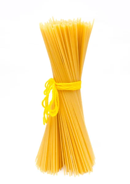 Spaghettis italiens non cuits isolés — Photo