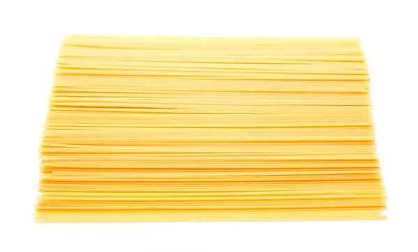 Неприготовленные итальянские спагетти изолированы — стоковое фото