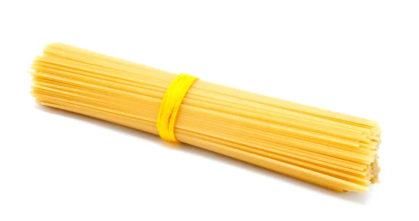 Niegotowane włoskie spaghetti izolowane — Zdjęcie stockowe