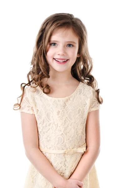 Портрет восхитительной улыбающейся маленькой девочки — стоковое фото