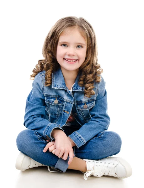 Schattig lachende klein meisje, zittend op de vloer geïsoleerd — Stockfoto