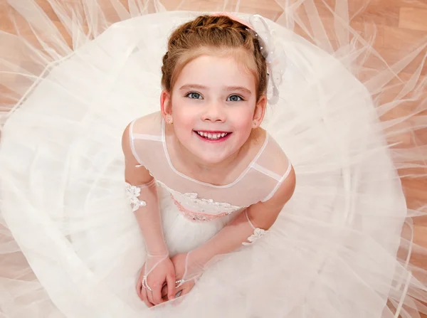 Ευτυχής αξιολάτρευτο κοριτσάκι σε πριγκίπισσα φόρεμα — Φωτογραφία Αρχείου
