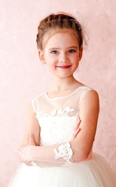 Adorable petite fille souriante en robe de princesse blanche — Photo