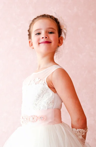 Adorabile sorridente bambina in abito da principessa bianco — Foto Stock