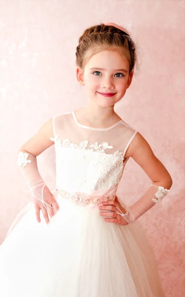 Adorable niña sonriente en vestido de princesa blanca —  Fotos de Stock