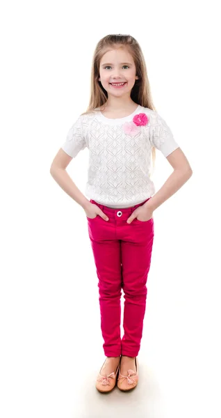 Очаровательная улыбающаяся маленькая девочка в розовых джинсах изолирована — стоковое фото