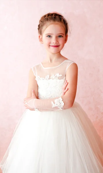 Adorable niña sonriente en vestido de princesa blanca —  Fotos de Stock