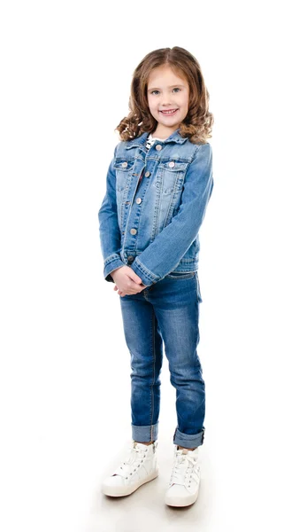 Портрет очаровательной счастливой маленькой девочки в джинсах — стоковое фото