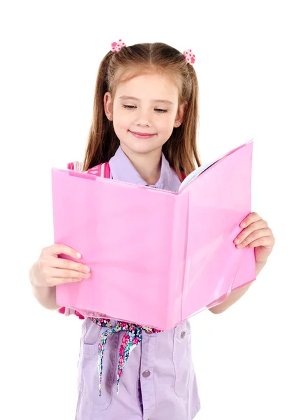 Nettes lächelndes Schulmädchen mit Rucksack beim Lesen des Buches — Stockfoto