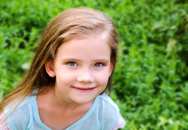 Retrato de sorrir menina bonito no dia de verão — Fotografia de Stock