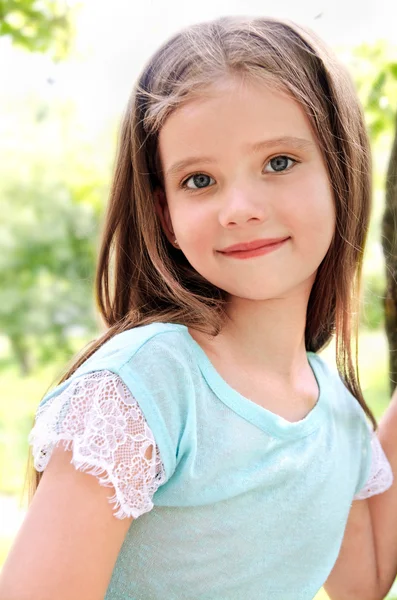 Adorable niña sonriente en el día de verano —  Fotos de Stock