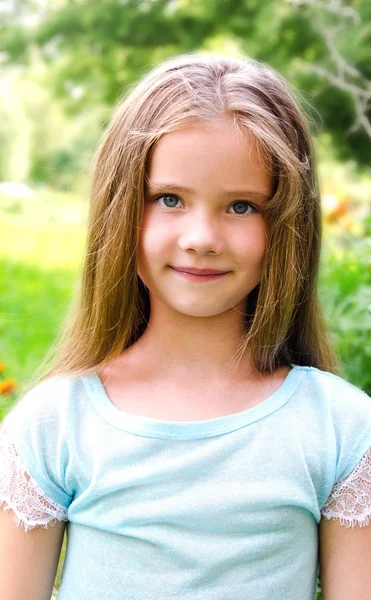 Портрет усміхненої милої дівчинки в літній день — стокове фото