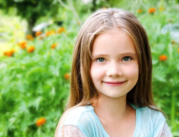 Adorável sorrindo menina no dia de verão — Fotografia de Stock