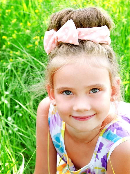 Adorable niña sonriente en el prado —  Fotos de Stock