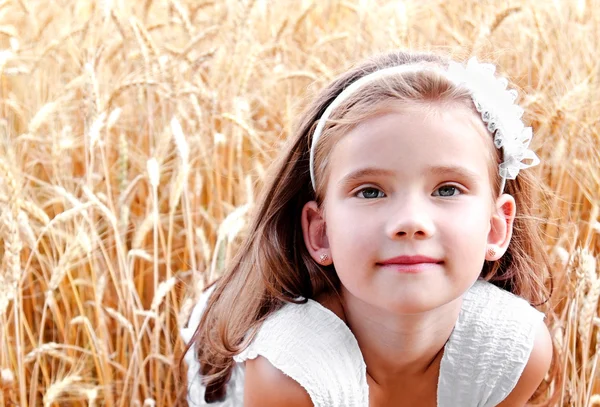 Porträtt av söt liten flicka på området för vete — Stockfoto