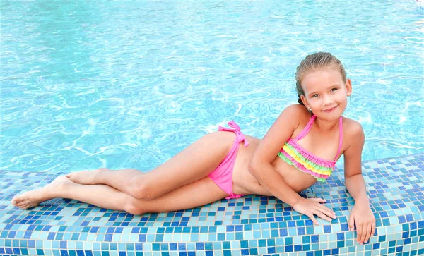 Чарівна усміхнена маленька дівчинка в басейні — стокове фото