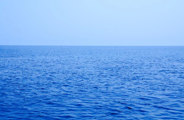 Mar azul e céu — Fotografia de Stock