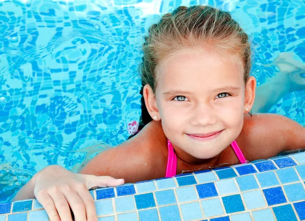 Adorable niña sonriente en la piscina — Foto de Stock