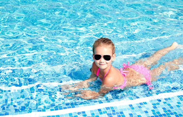 Schattige lachende meisje in zwembad — Stockfoto