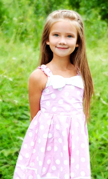 Portret van schattige lachende meisje in zomerdag — Stockfoto