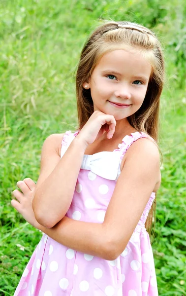 Yaz gününde gülümseyen sevimli küçük kız portresi — Stok fotoğraf