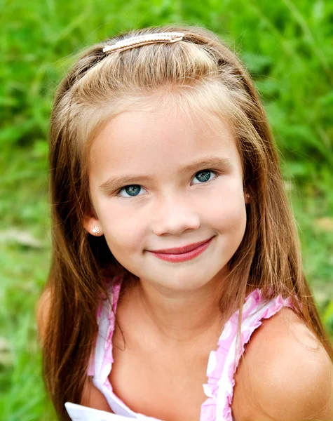 Portrait of adorable smiling little girl in summer day — Stock Photo, Image