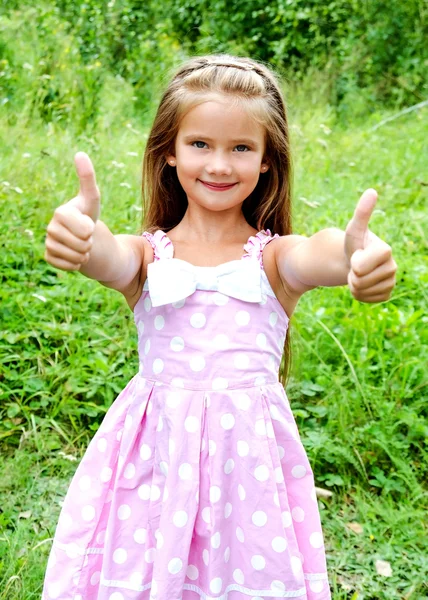 Entzückendes lächelndes kleines Mädchen mit zwei erhobenen Fingern — Stockfoto