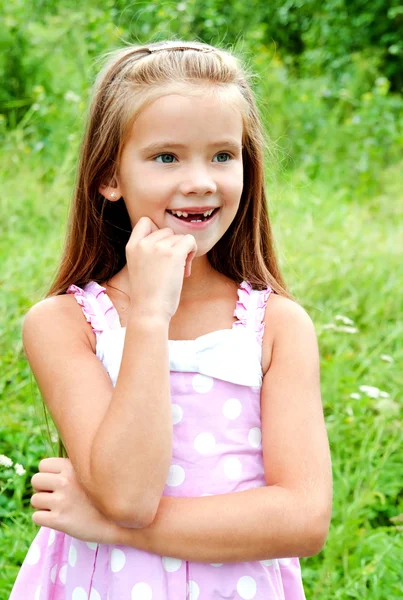 Portrét rozkošný usměvavá holčička v letní den — Stock fotografie