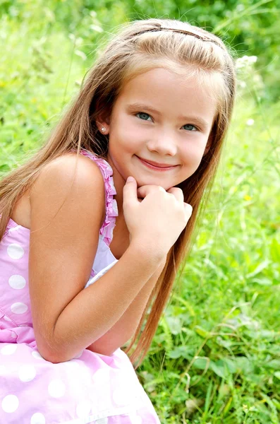 여름 날에 사랑 스러운 미소 작은 소녀의 초상화 — 스톡 사진