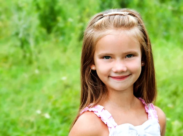 Retrato de adorable niña sonriente en el día de verano —  Fotos de Stock