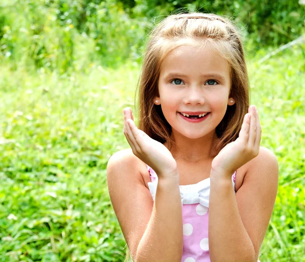 Портрет удивленной очаровательной маленькой девочки в летний день — стоковое фото