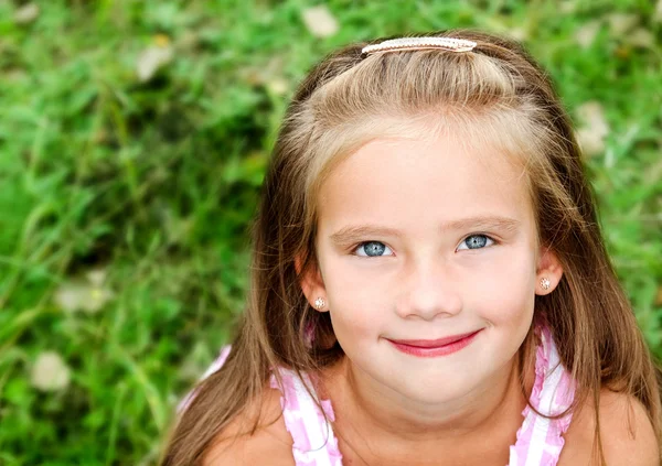 Retrato de adorable niña sonriente en el día de verano —  Fotos de Stock