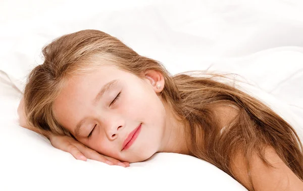 Kleines Mädchen schläft in ihrem Bett — Stockfoto