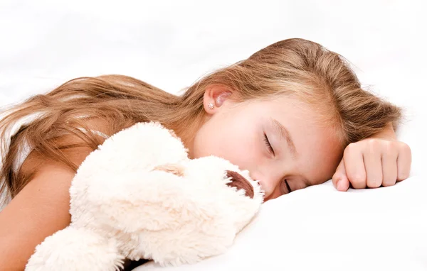 Entzückendes kleines Mädchen schläft mit Spielzeug — Stockfoto