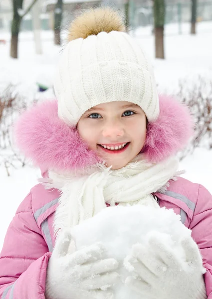 Retrato de adorável sorridente menina no dia de inverno — Fotografia de Stock