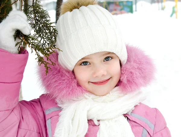 Porträt eines bezaubernd lächelnden kleinen Mädchens im Wintertag — Stockfoto