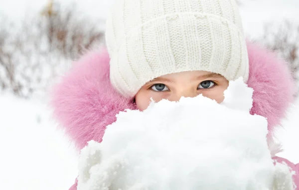 Retrato de adorável sorridente menina no dia de inverno — Fotografia de Stock