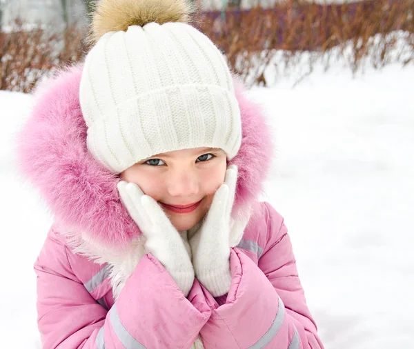 Portrait d'adorable petite fille souriante dans la journée d'hiver — Photo